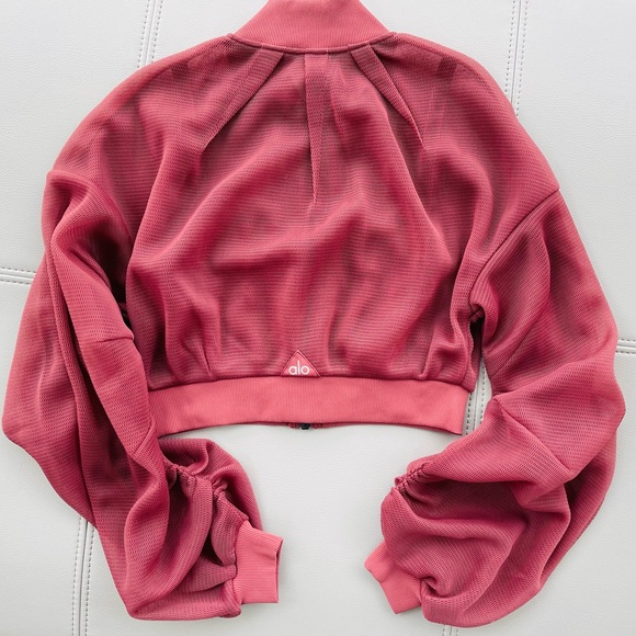 New with tags 
Alo Yoga
Field Crop Top | Jacket 
Color: Rosewood 
Size: XS - Picture 7 of 16